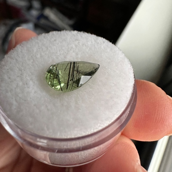 🔥 RARE PHENOMENON 2.15ct Rutilated Peridot Gemstone 🖤 Black Ludwigite Pear 💚 - Picture 3 of 4